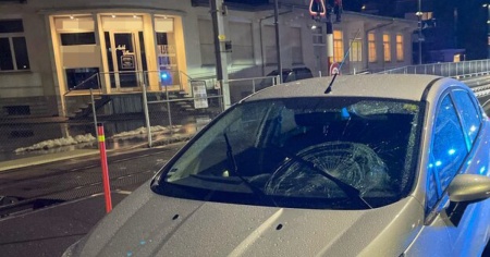 Investito sulle strisce pedonali da un 81enne: «Ferite gravi»