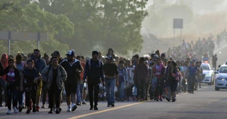 Riparte la "carovana" di migranti