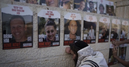 Ostaggi in vita, Hamas ne mostra tre in video
