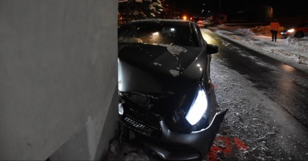 Sbatte con l'auto contro lo spigolo di una casa