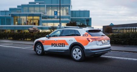 Ubriaco e agitato, insulta e aggredisce i poliziotti