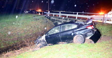 Auto esce di strada e si schianta: grave un 25enne