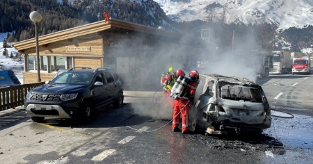 L'auto perde potenza, poi si incendia