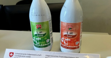 Bottiglie di latte, ma con dentro la coca