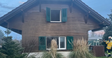 Casa in fiamme, intervengono 100 pompieri