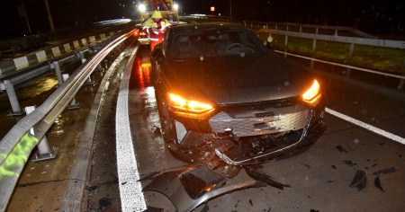 Contro il guardrail in uscita dalla rotonda, auto fuori uso