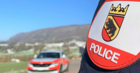 Due giovani aggrediscono un uomo con lo spray al peperoncino e gli rubano lo zaino