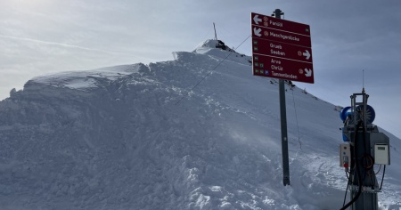 Due ragazzi travolti da una massa di neve. Non sono gravi