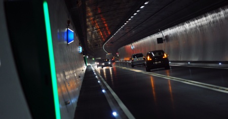Fermato a bordo del Velosolex in galleria