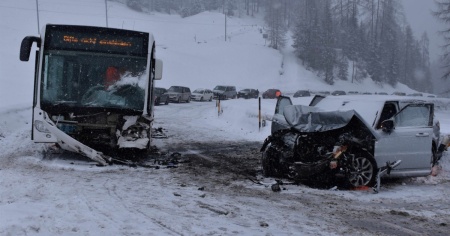 Frontale tra una macchina e un bus: sei feriti, tre gravi