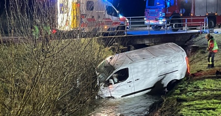 Furgone finisce nel fiume