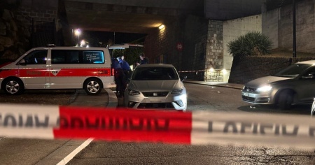 Inseguiti dalla polizia, ladri si schiantano contro un muro