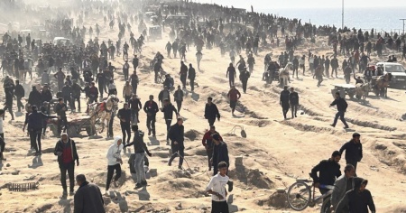 «Attacco israeliano su persone in fila, 104 morti»