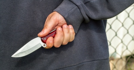 Rapina un distributore di benzina e ferisce la commessa