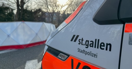 Travolto da un camion, ciclista spira sulla strada