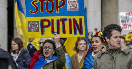 Due anni di guerra in Ucraina, in migliaia scendono in piazza