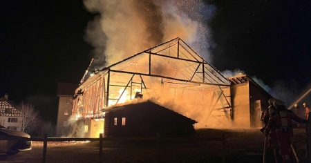 Un incendio distrugge un fienile a Ottikon