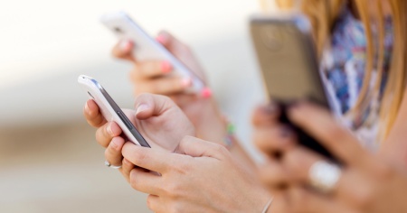 Un incontro su internet, videogiochi e social: le nuove dipendenze dei giovani