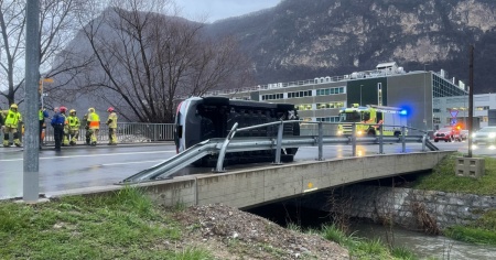 Urta la barriera di protezione e si rovescia sul fianco: un ferito non grave a Mendrisio