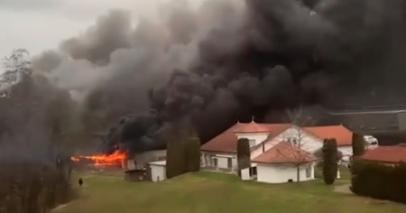 Vasto incendio in una zona industriale: tre feriti. C'è il rischio intossicazione
