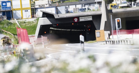 A2, Galleria del San Gottardo chiusa per un mezzo in avaria