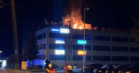 Attico in fiamme, un ferito grave