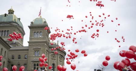 Berna invasa da palloncini per dire no alla "sottomissione" della Svizzera all'UE