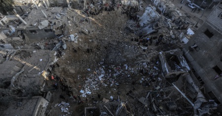 Bombardamento israeliano sul campo profughi di Nuseirat: 12 morti