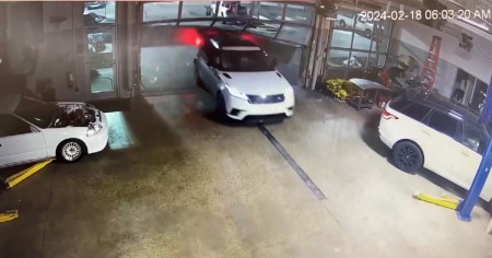 Colpo da mezzo milione: il furto alla concessionaria in un video