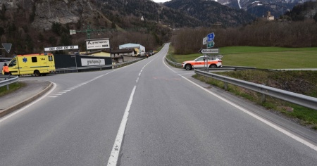 Auto travolge un ciclista: un ferito