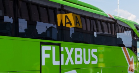 Incidente con un bus sull'A1, morto un passeggero