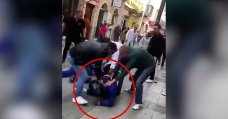 Rapinatori aggrediti dai passanti fuori dalla gioielleria. Il video