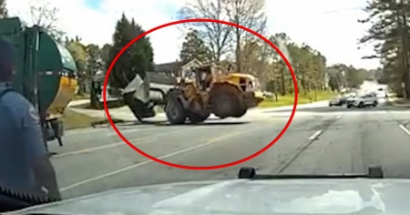 Ruba una pala escavatrice gommata e crea il caos in strada. Il video
