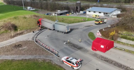 Scende dal camion, ma il mezzo si scontra con un lampione: morto un 32enne