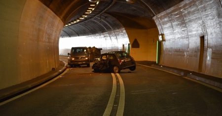 Scontro in galleria: un morto e due feriti