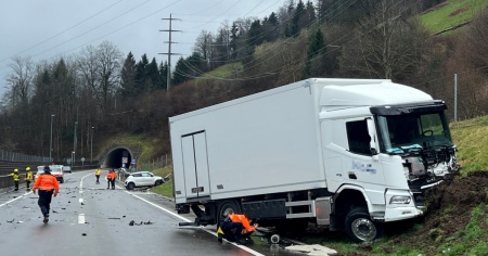 Scontro tra un’auto e un camion, muore una 43enne