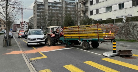 Trattore perde il carico e finisce addosso a un'auto ferma al semaforo