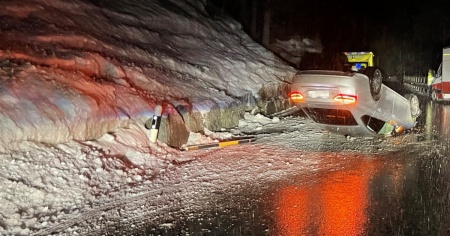 Ubriaco al volante, si ribalta con l'auto