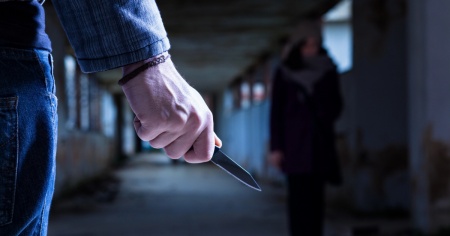 Un 23enne ferisce con un coltello una 22enne, è grave