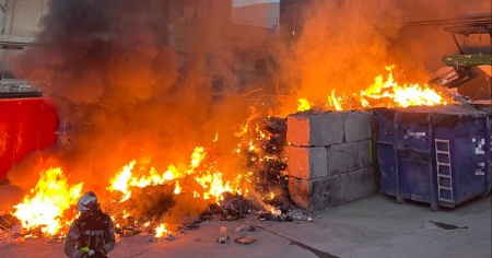 Incendio in discarica, fiamme domate dai pompieri