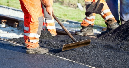 Investito dal bitume rovente, operaio stradale riporta serie ustioni