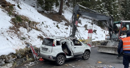 L'auto si ribalta più volte, due feriti
