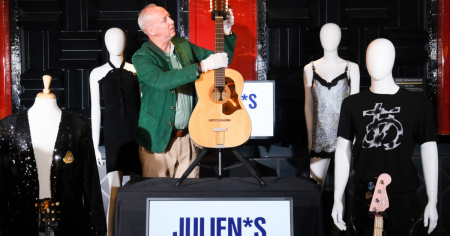 Ritrovata dopo 50 anni, all'asta la chitarra di John Lennon