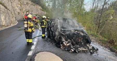 Un'auto prende fuoco, chiude la strada