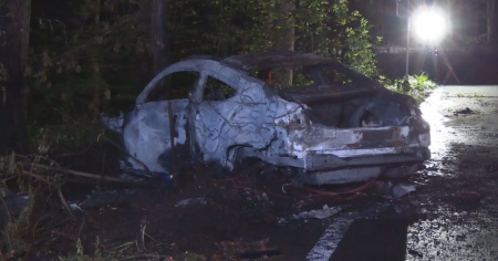 Schianto in auto, quattro feriti e mezzo in fiamme
