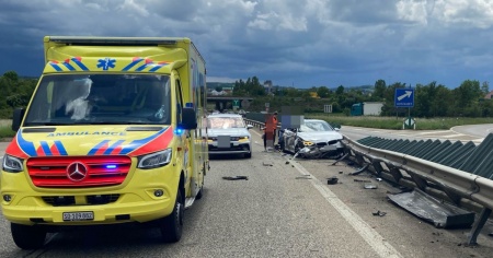 Camion si scontra con un'auto, due feriti