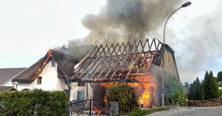 Fienile avvolto dalle fiamme, danni ingenti ma nessun ferito