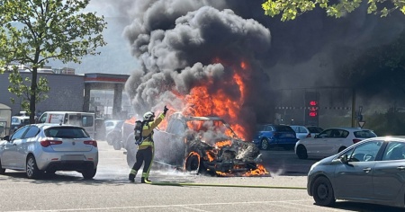 Furgone in fiamme nel parcheggio di un centro commerciale