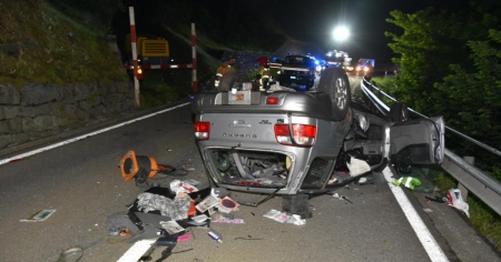 Perde il controllo dell'auto e si cappotta: grave un 70enne