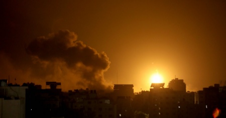 Israele bombarda Zawaida, nel centro della Striscia di Gaza